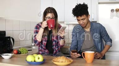 可爱的一对夫妇在家里的厨房里一起吃早餐，漂亮的白种人女孩和她的<strong>穆拉托</strong>男友